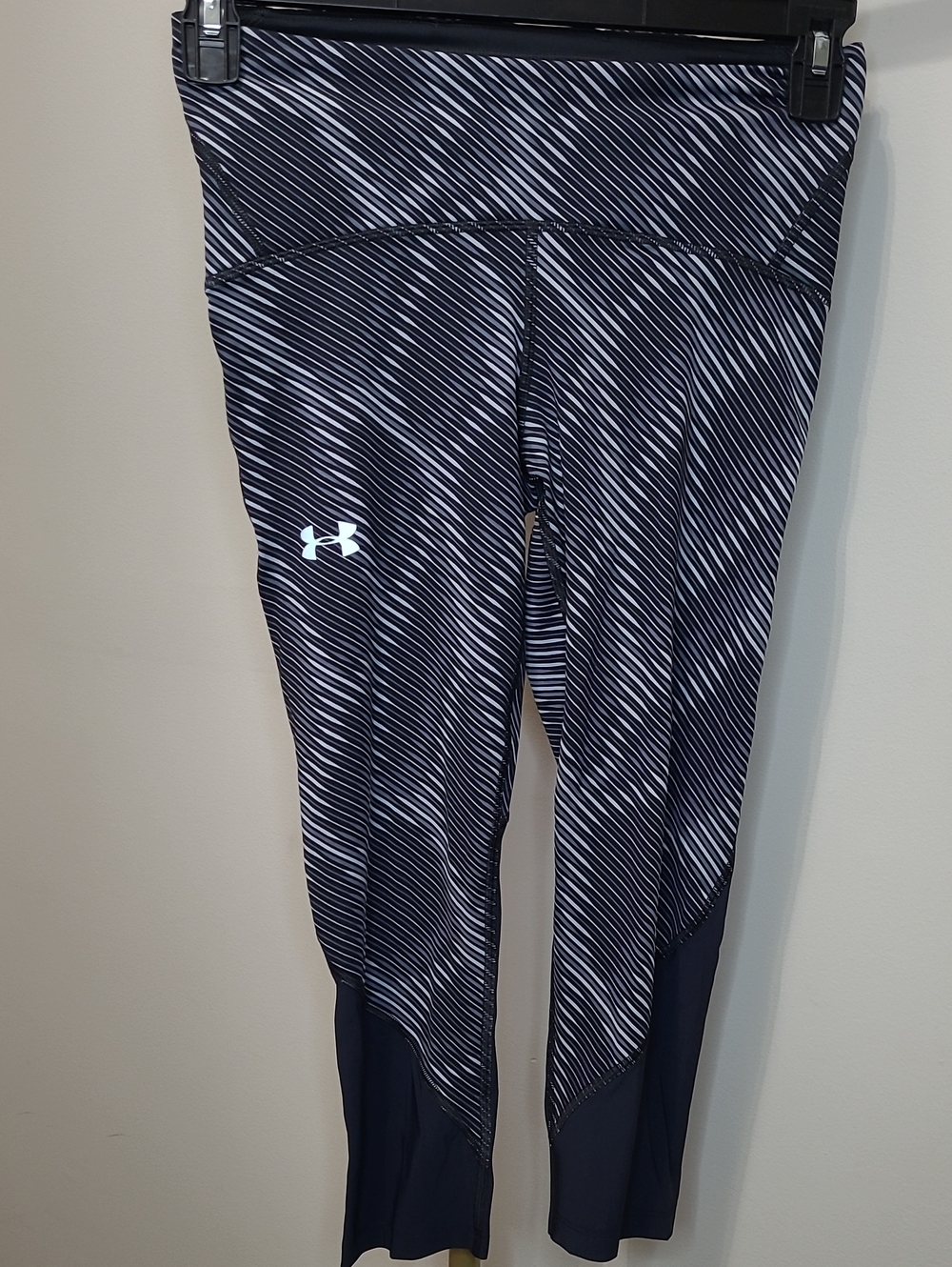 Under Armour Black Striped Compression Cropped/Capri Leggings size Medium